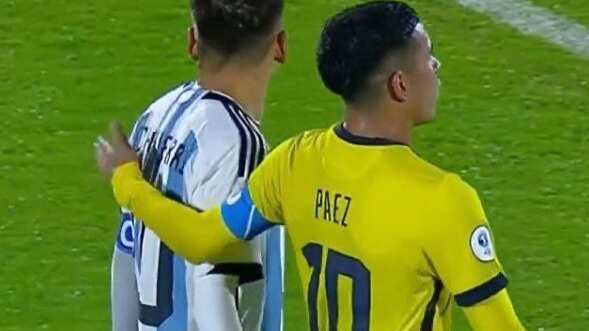 Claudio Echeverri de Argentina y Kendry Páez de Ecuador en el Sudamericano