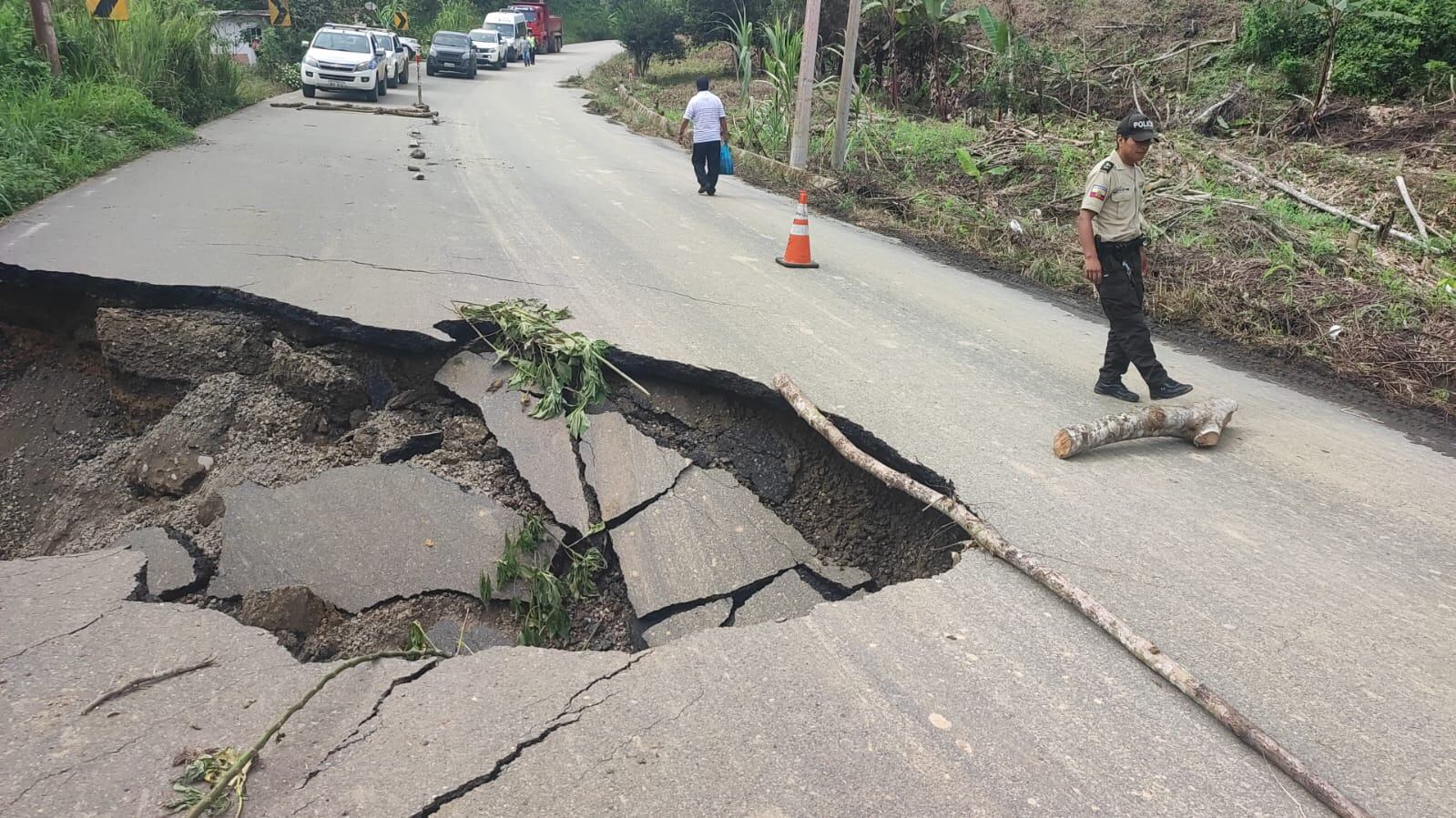Socavón en la vía Cuenca-Girón-Pasaje que conecta con la provincia de El Oro