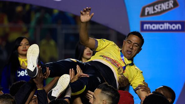 César Farías siendo campeón con Aucas