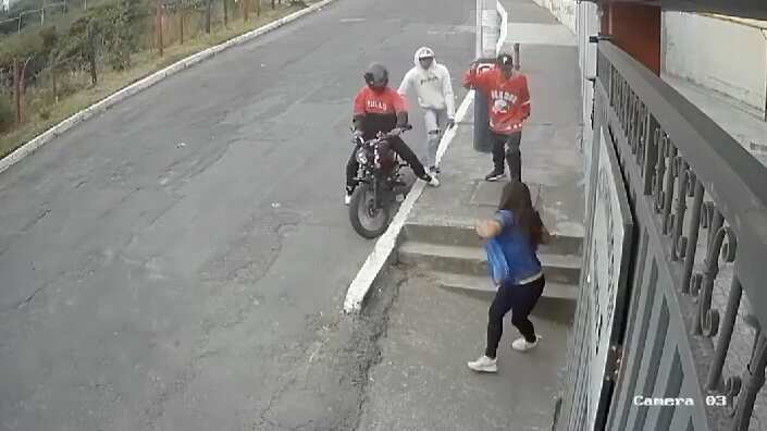 VIDEO: delincuentes amenazaron con apuñalar a ciudadana para robarle sus pertenencias en el norte de Quito