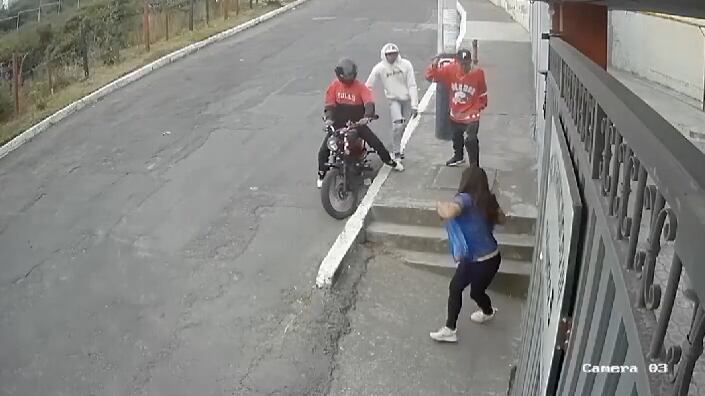 VIDEO: delincuentes amenazaron con apuñalar a ciudadana para robarle sus pertenencias en el norte de Quito