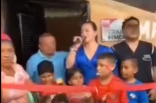 Techo de zinc colapsó en plena inauguración de una obra en Camilo Ponce Enríquez