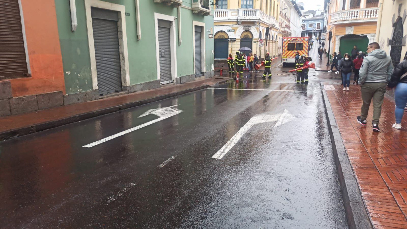 Una persona resultó herida tras un cortocircuito eléctrico en San Marcos, centro de Quito.