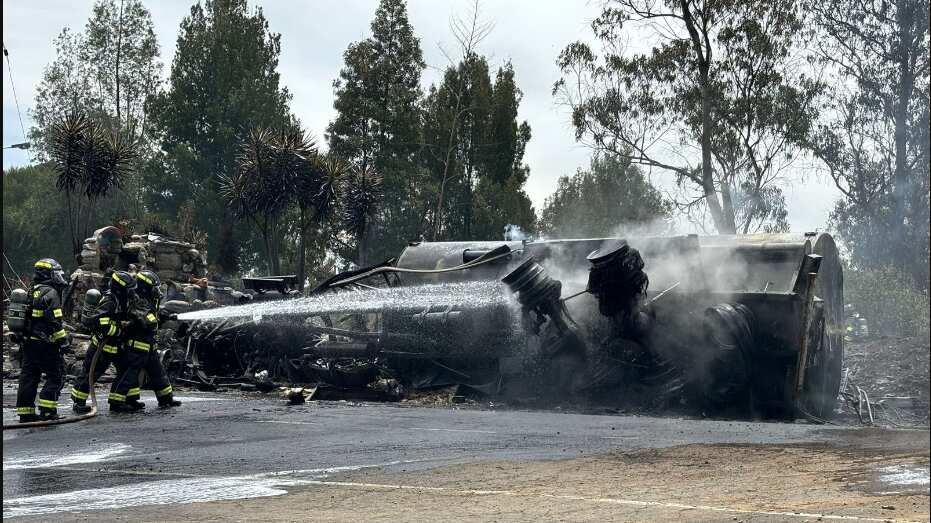 Tanquero volcado en la Simón Bolívar
