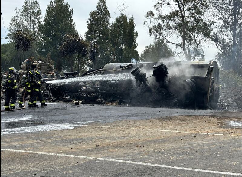 Tanquero volcado en la Simón Bolívar