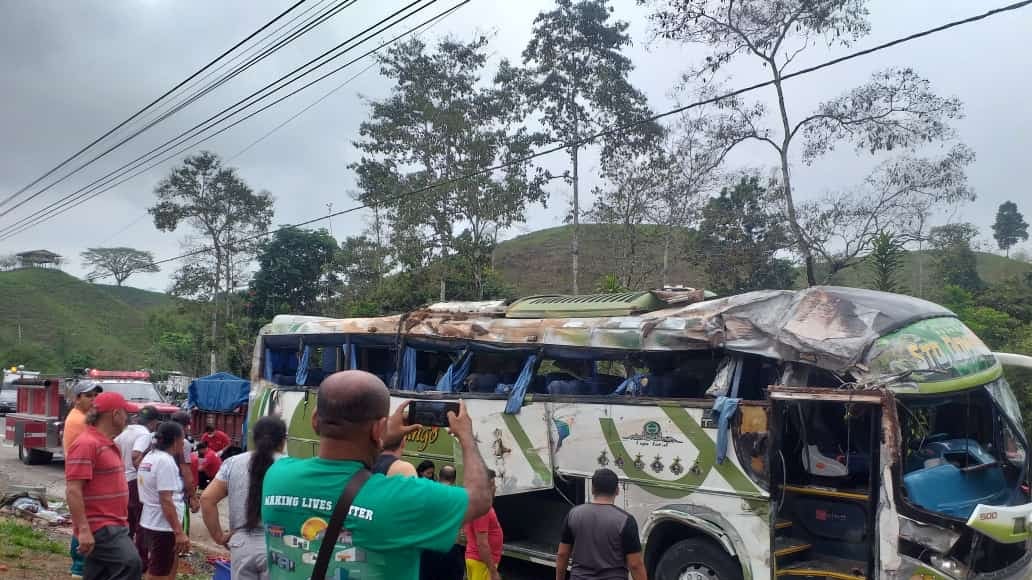 Un menor de edad entre los fallecidos del fatal accidente de bus interprovincial en el Carmen, Manabí