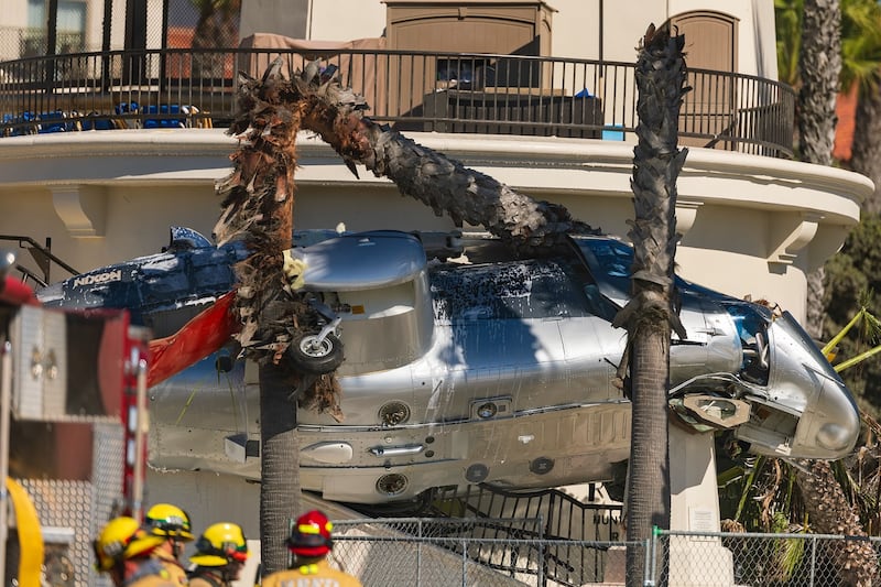 Helicóptero se estrella en festival Cars and Copters en California.