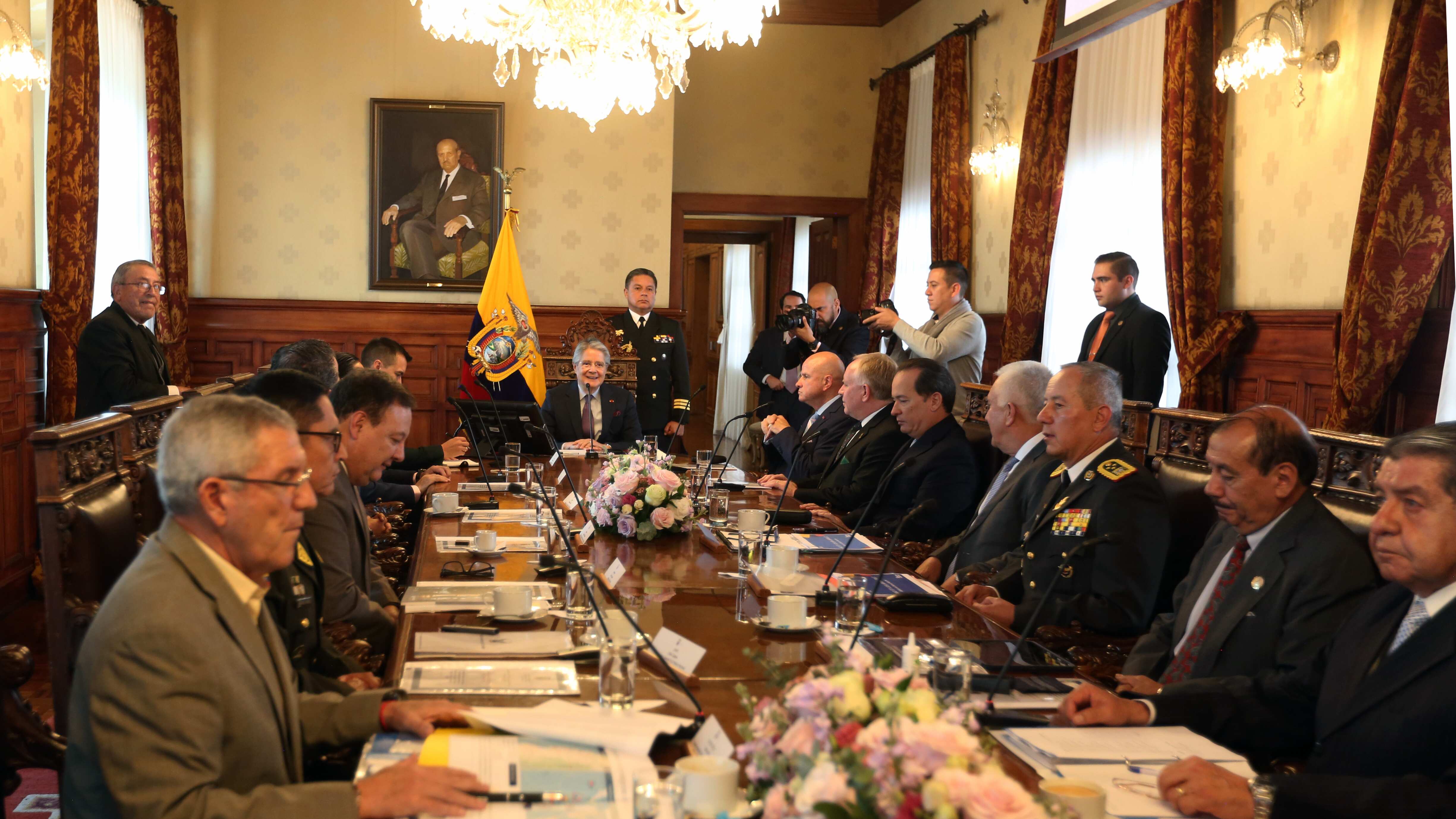 Noboa y Lasso tratan crisis de inseguridad antes del traspaso presidencial en Ecuador