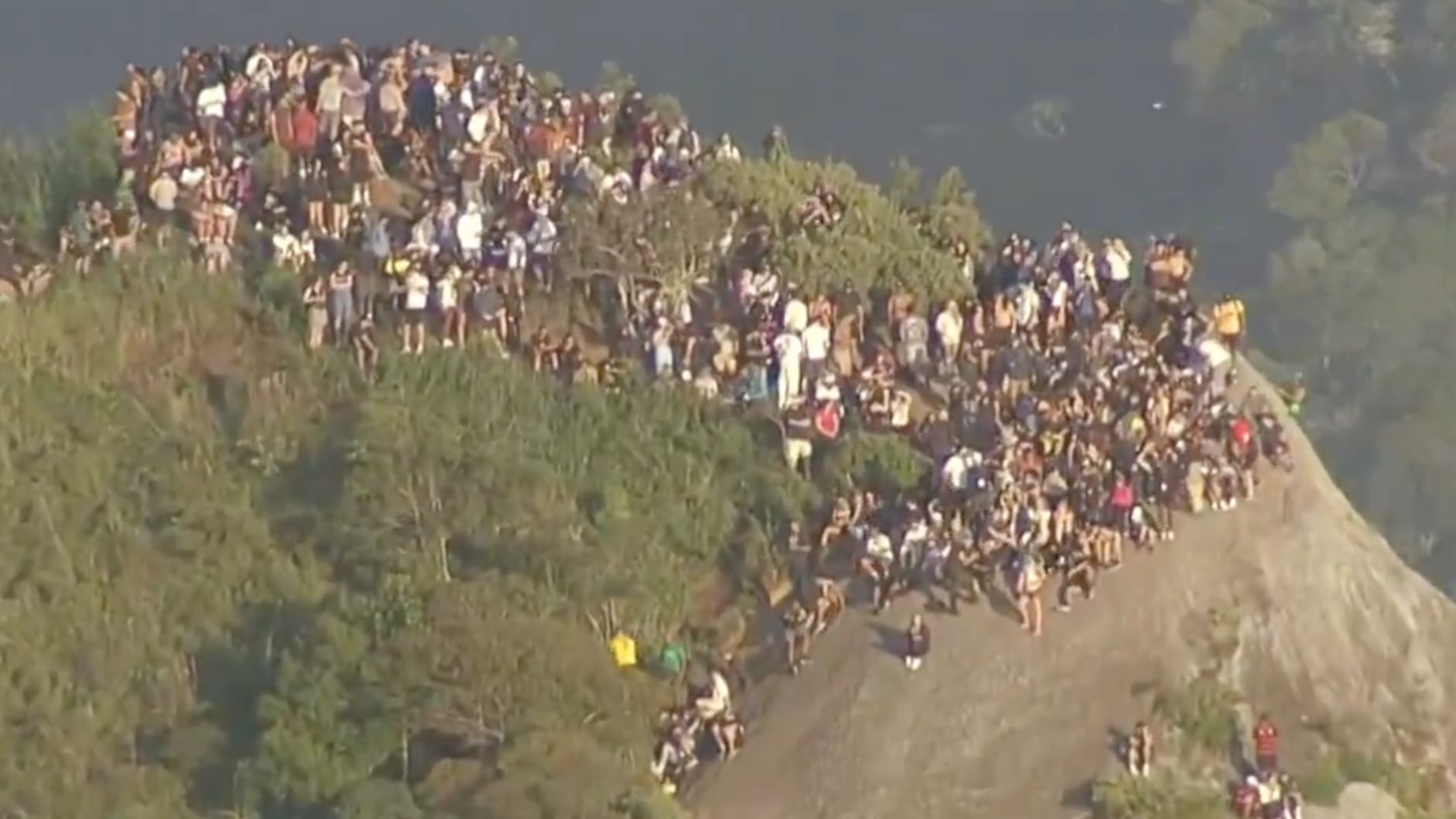 VIDEO: 200 turistas quedaron atrapados en medio de una balacera en favela de Río de Janeiro - Fuente: Video de X