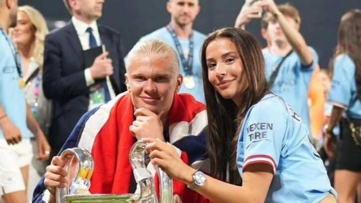 Erling Haaland y su pareja en la final de la Champions League
