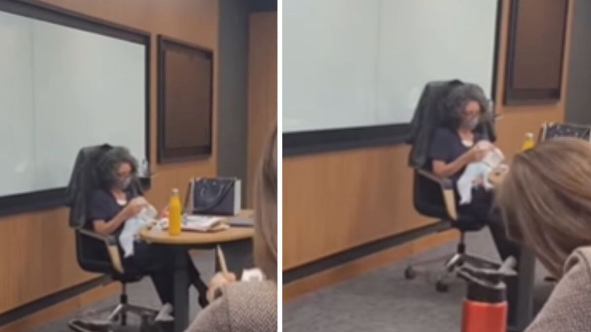 El pequeño se mantuvo tranquilo gracias a la profesora, quien jugó con él y hasta le dio leche del biberón.