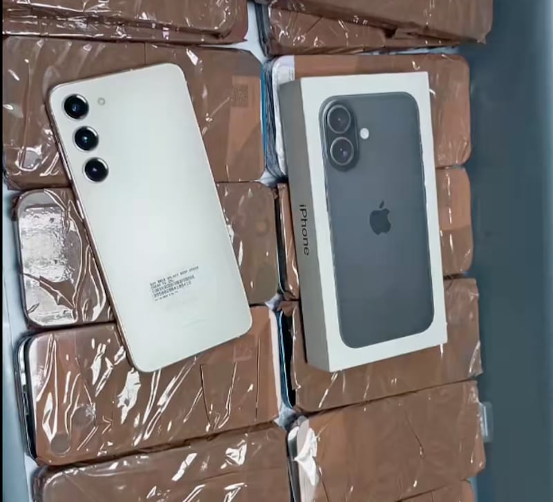 Hombre intentó ingresar 40 iPhone pegados a su cuerpo en el aeropuerto de Guayaquil