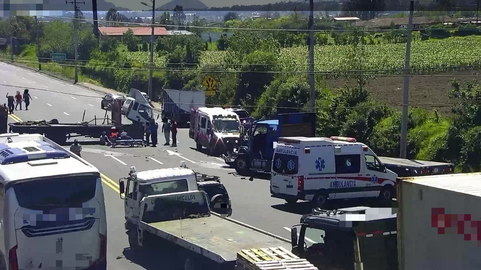 Choque entre tráiler y una plataforma provoca congestión vehicular en Machachi