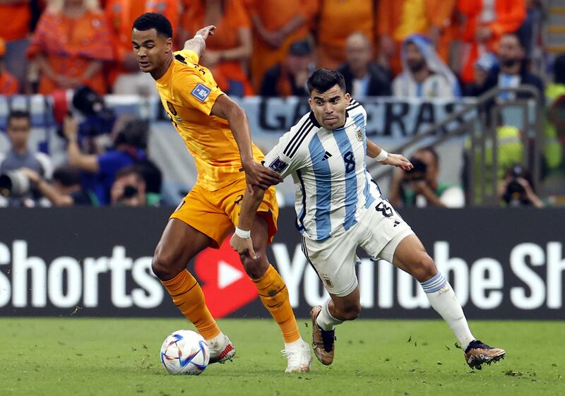 Lusail (Qatar), 09/12/2022.- Cody Gakpo (L) of the Netherlands in action against Marcos Acuna of Argentina during the FIFA World Cup 2022 quarter final soccer match between the Netherlands and Argentina at Lusail Stadium in Lusail, Qatar, 09 December 2022. (Mundial de Fútbol, Países Bajos; Holanda, Estados Unidos, Catar) EFE/EPA/Rungroj Yongrit