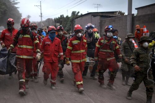 Suspenden temporalmente la búsqueda de desaparecidos por la erupción
