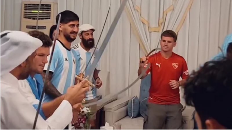 Unos 30 hinchas argentinos disfrutando de la fiesta que les organizó un jeque de Qatar.