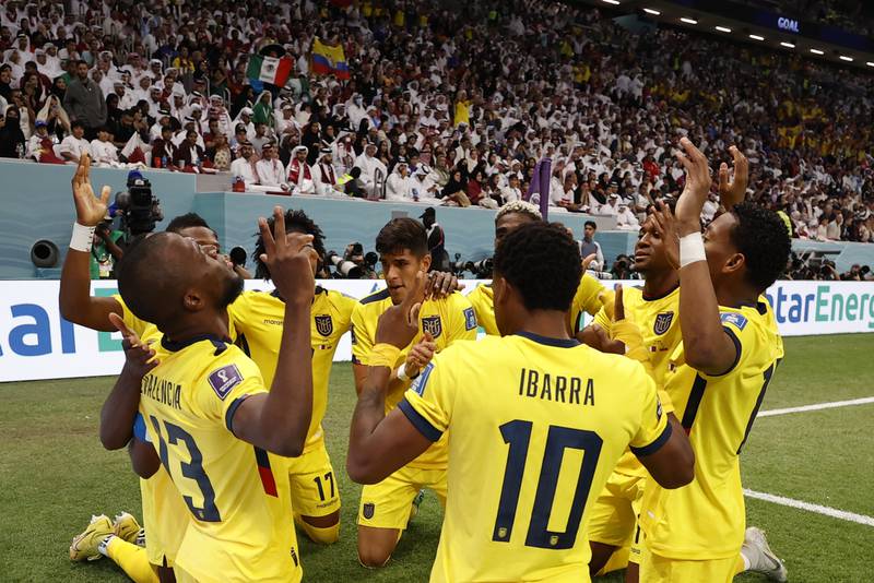 Jugadores de Ecuador celebran un gol de Enner Valencia