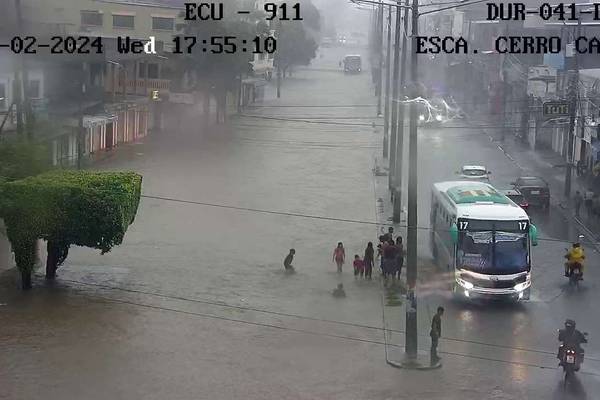 Estragos en Guayaquil por torrencial aguacero en gran parte de la ciudad