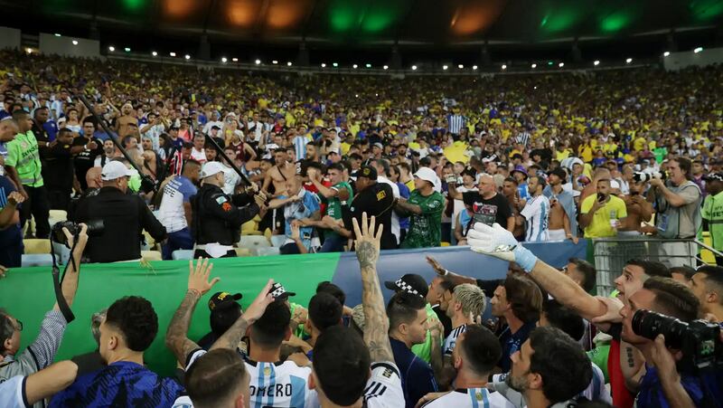 Antes del partido entre Brasil y Argentina, los hinchas de ambas selecciones se pelearon y la Policía brasileña reprimió fuertemente a los fanáticos albicelestes.