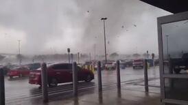 Peligroso tornado sorprende a personas frente a una megatienda en Texas 