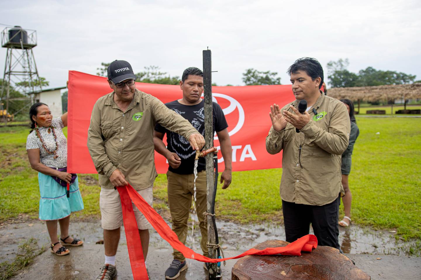 Apertura de llaves en la comunidad de Pucapeña, durante un evento realizado para la entrega del Proyecto Toyota Agua Segura en beneficio de las comunidades del oriente ecuatoriano.