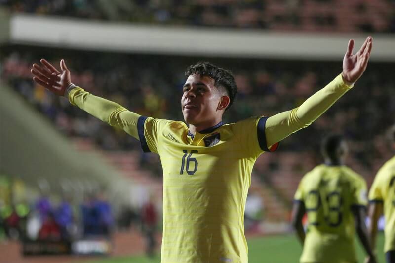 Kendry Páez de Ecuador celebra su gol hoy, en un partido de las Eliminatorias Sudamericanas para la Copa Mundial de Fútbol 2026 entre Bolivia y Ecuador en el estadio Hernando Siles en La Paz