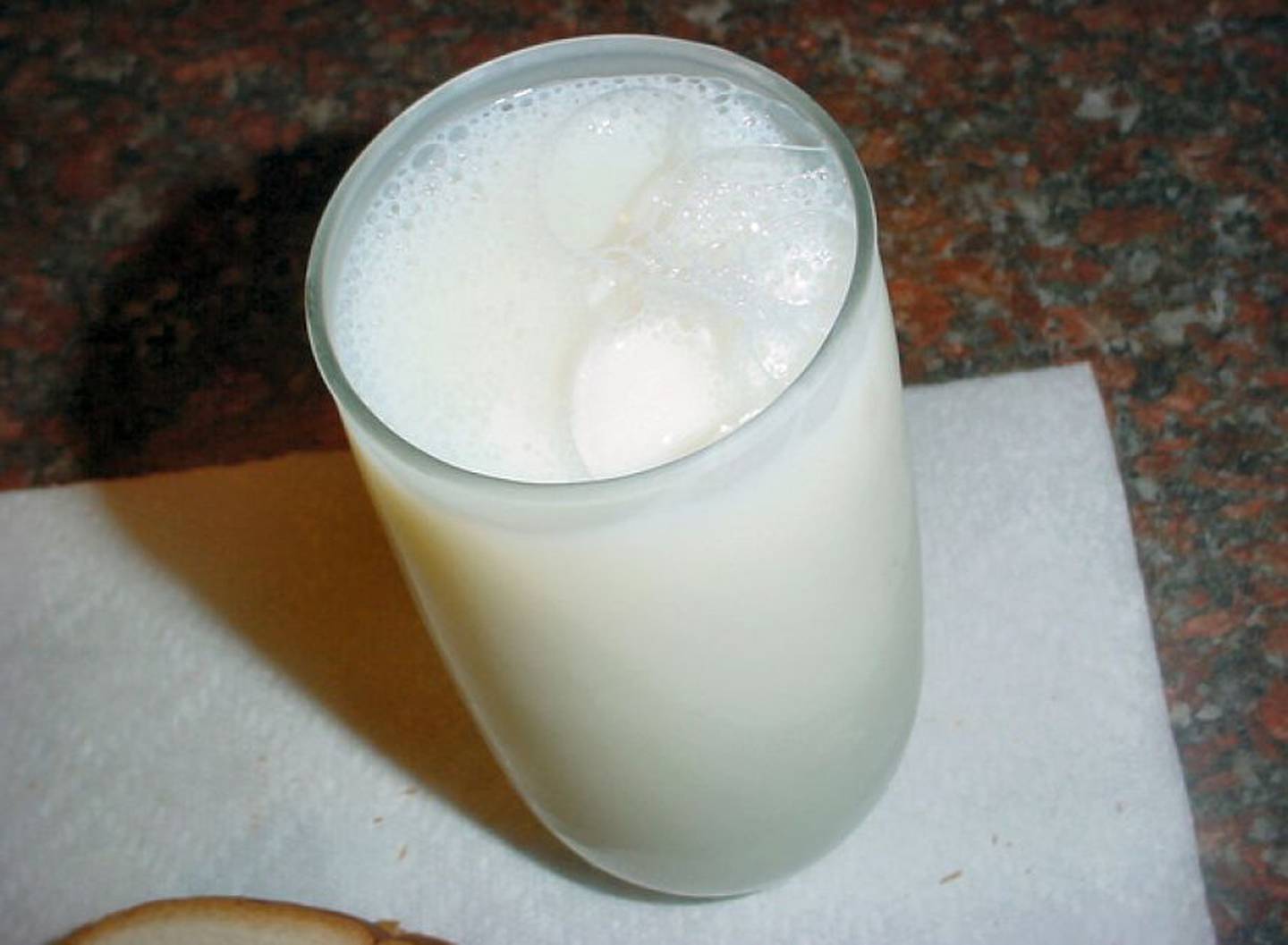 Прокисшее молоко пить. Молоко домашнее. Скисшее молоко в стакане. Кислое молоко. Испорченный кефир.