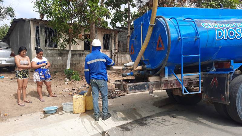 Mediante tanqueros se abasteció de agua a los sectores afectados durante los trabajos.