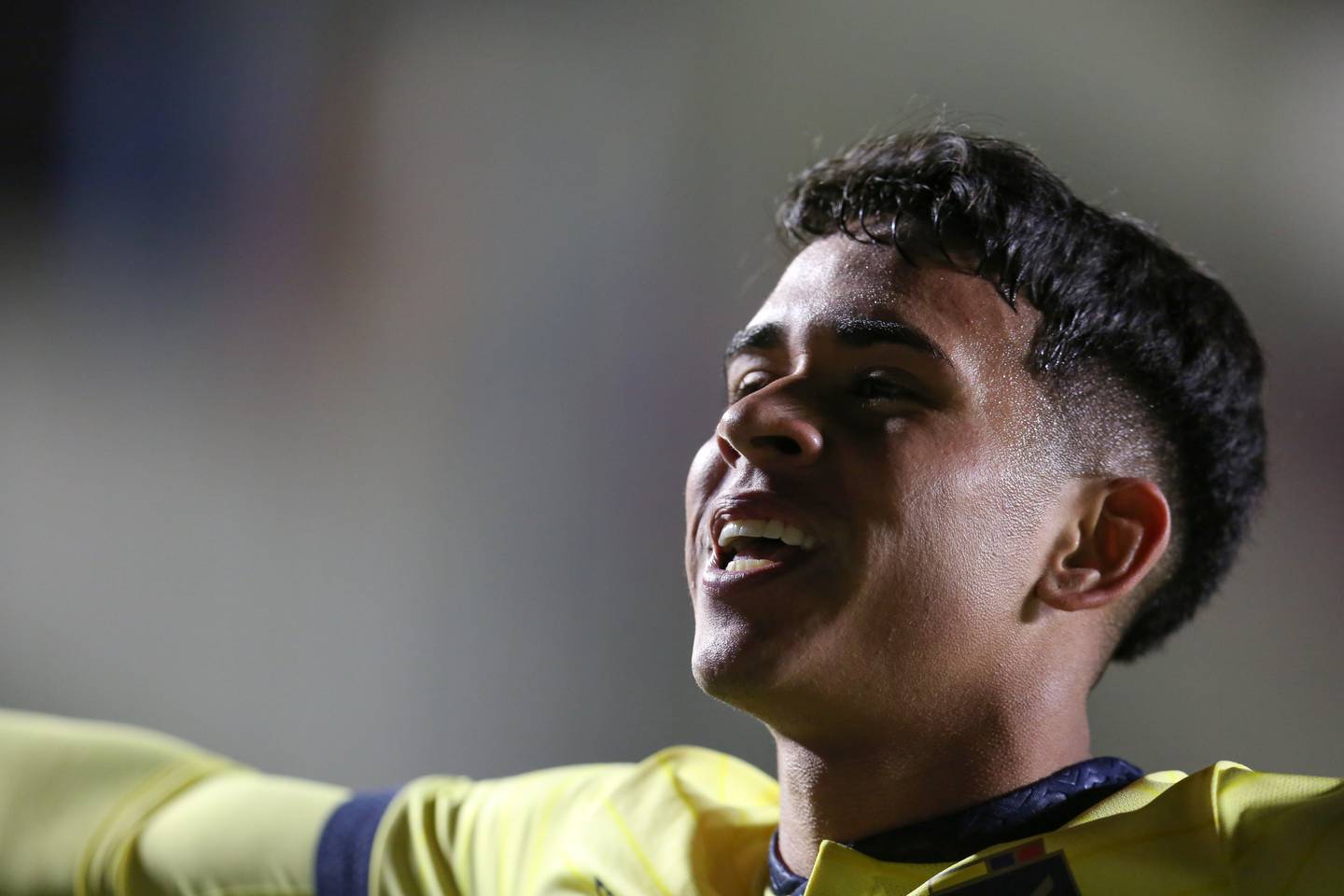 Kendry Páez de Ecuador celebra su gol hoy, en un partido de las Eliminatorias Sudamericanas para la Copa Mundial de Fútbol 2026 entre Bolivia y Ecuador en el estadio Hernando Siles en La Paz