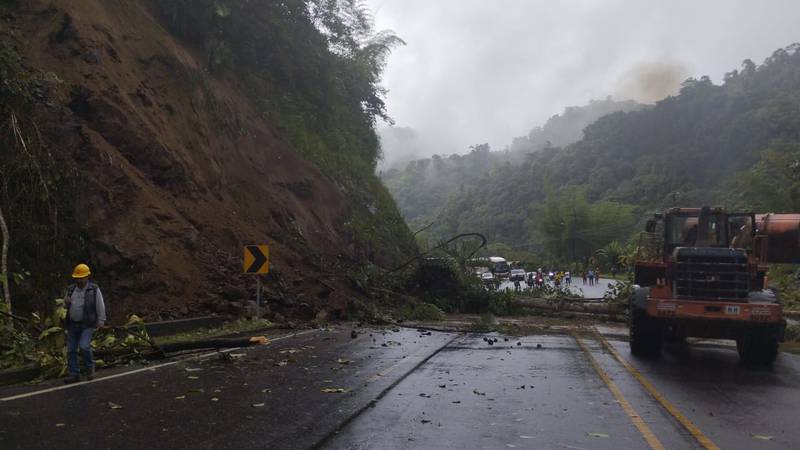Vía Alóag - Santo Domingo cerrada tras derrumbe en el Km. 65.