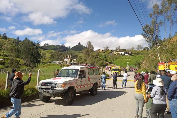 Los accidentes no paran en Ecuador: En Cuenca un bus se volcó y deja dos fallecidos 